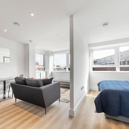 Bright Contemporary Studio In איסט גרינסטד מראה חיצוני תמונה