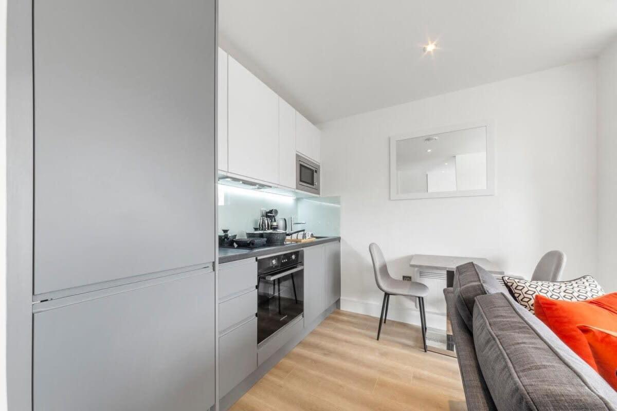 Bright Contemporary Studio In איסט גרינסטד מראה חיצוני תמונה