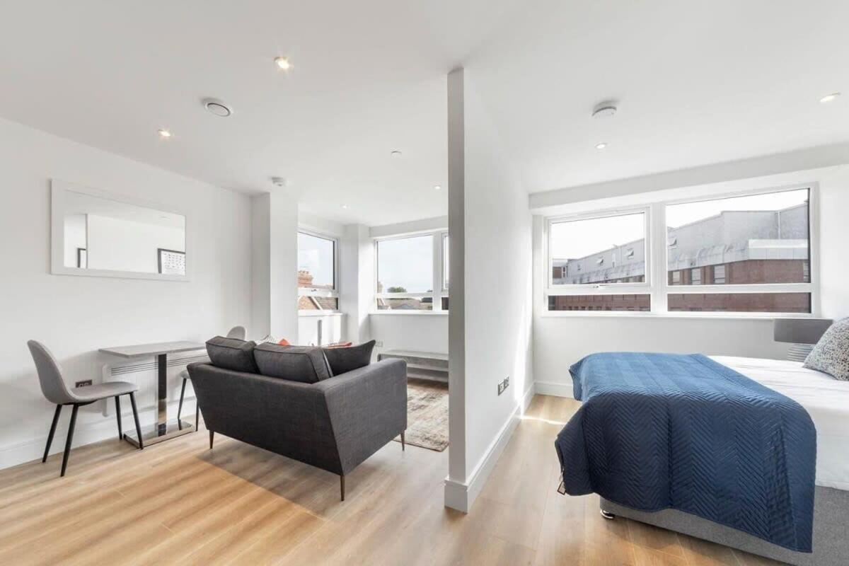 Bright Contemporary Studio In איסט גרינסטד מראה חיצוני תמונה